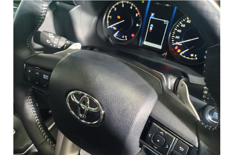 Ở phiên bản 2.4L này, Toyota Fortuner 2021 không có gói trang bị Toyota Safety SENS gồm: cảnh báo trước va chạm PCS, cảnh báo chệch làn đường, kiểm soát hành trình thích ứng cruise control từ radar,... như phiên bản 2.8L hàng đầu. Tuy nhiên, xe vẫn duy trì các an hệ thống an toàn chủ động và bị động “đủ xài” như: Cân bằng điện tử, chống bó cứng phanh, hỗ trợ lực phanh, phân phối lực phanh, kiểm soát lực kéo hay khởi hành ngang dốc,...