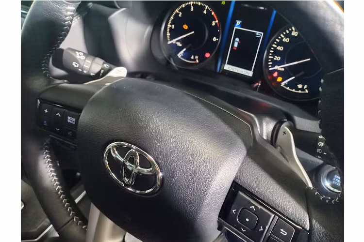 Ở phiên bản 2.4L này, Toyota Fortuner 2021 không có gói trang bị Toyota Safety SENS gồm: cảnh báo trước va chạm PCS, cảnh báo chệch làn đường, kiểm soát hành trình thích ứng cruise control từ radar,... như phiên bản 2.8L hàng đầu. Tuy nhiên, xe vẫn duy trì các an hệ thống an toàn chủ động và bị động “đủ xài” như: Cân bằng điện tử, chống bó cứng phanh, hỗ trợ lực phanh, phân phối lực phanh, kiểm soát lực kéo hay khởi hành ngang dốc,...