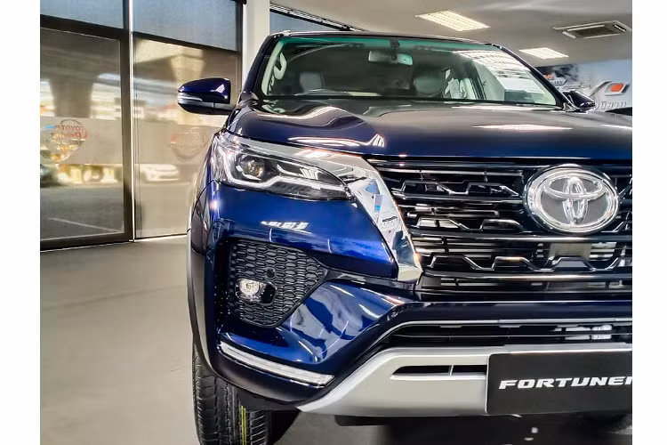 Chi tiết đáng tiền nhất trong thiết kế của Fortuner 2021 chính là cụm đèn xi-nhan bên dưới cản trước thể thao. Mâm 18 inch là trang bị tiêu chuẩn trên bản 2.4L, trong khi phiên bản hàng đầu, “dàn chân” của Fortuner sử dụng mâm 20 inch với lốp 265/50 R20, lớn hơn nhiều so với mâm 18 inch ở phiên bản “full options 2.8L” hiện tại.