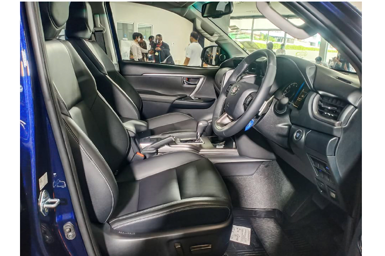 Tại Thái Lan, giá xe Toyota Fortuner 2021 phiên bản 2.4V này bán ra 1,494 triệu BATH (1,095 tỷ đồng), đây cũng là phiên bản có giá bán dễ tiếp cận nhất trong tất cả các phiên bản Fortuner 2021.