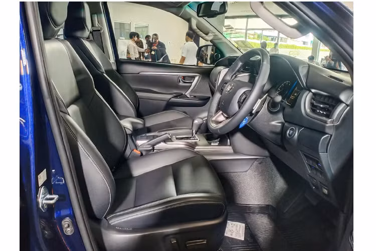 Tại Thái Lan, giá xe Toyota Fortuner 2021 phiên bản 2.4V này bán ra 1,494 triệu BATH (1,095 tỷ đồng), đây cũng là phiên bản có giá bán dễ tiếp cận nhất trong tất cả các phiên bản Fortuner 2021.