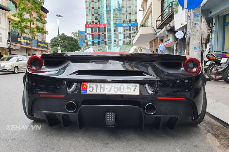 Bên cạnh những thay đổi về ngoại thất, siêu phẩm Ferrari 488 GTB độ Liberty Walk vẫn sử dụng động cơ V8 3.9L tăng áp kép, giống như những chiếc Ferrari 488 GTB khác ở Việt Nam, sản sinh ra công suất cực đại 661 mã lực và 760 Nm mô-men xoắn cực đại.