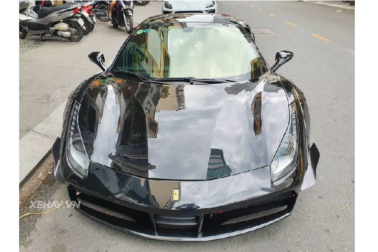 Bên cạnh gói độ Liberty Walk, chiếc Ferrari 488 GTB độ khủng này còn được chủ nhân độ lại mâm Forgiato, bộ ống xả Fi cho ra những âm thanh đanh thép hơn.