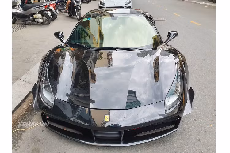 Bên cạnh gói độ Liberty Walk, chiếc Ferrari 488 GTB độ khủng này còn được chủ nhân độ lại mâm Forgiato, bộ ống xả Fi cho ra những âm thanh đanh thép hơn.