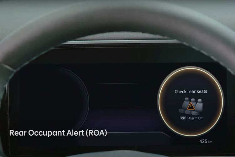 Tucson 2021 được trang bị gói an toàn Hyundai SmartSense, gồm hỗ trợ lái xe trên cao tốc, cảnh báo va chạm phía trước kết hợp phát hiện người đi bộ, hỗ trợ giữ làn... Bên cạnh đó, Tucson còn có tính năng cảnh báo hành khách phía sau (Rear Occupant Alert). Tính năng này nhắc nhở người lái hành khách vẫn còn ở hàng ghế sau. Với tính năng này, người lái xe tránh các trường hợp đáng tiếc như trẻ em bị bỏ quên. Tính năng Safe Exit Warning nhắc nhở người ngồi trong xe kiểm tra các phương tiện đang đến gần khi mở cửa.