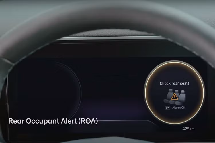 Tucson 2021 được trang bị gói an toàn Hyundai SmartSense, gồm hỗ trợ lái xe trên cao tốc, cảnh báo va chạm phía trước kết hợp phát hiện người đi bộ, hỗ trợ giữ làn... Bên cạnh đó, Tucson còn có tính năng cảnh báo hành khách phía sau (Rear Occupant Alert). Tính năng này nhắc nhở người lái hành khách vẫn còn ở hàng ghế sau. Với tính năng này, người lái xe tránh các trường hợp đáng tiếc như trẻ em bị bỏ quên. Tính năng Safe Exit Warning nhắc nhở người ngồi trong xe kiểm tra các phương tiện đang đến gần khi mở cửa.