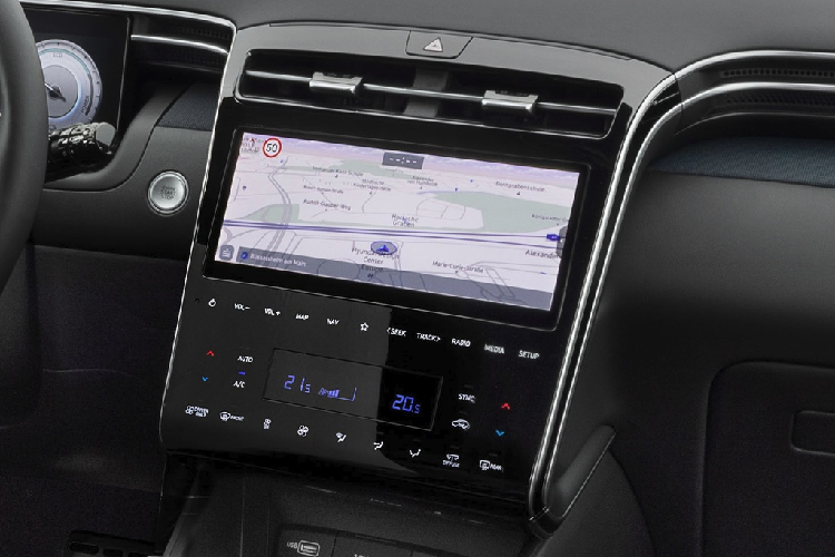 Tucson 2021 sử dụng dàn âm thanh 8 loa của Bose. Hàng ghế thứ 2 có thể ngả sâu ra sau, mang đến tư thế ngồi thoải mái hơn cho hành khách. Bên cạnh đó, mẫu SUV này còn được cung cấp thêm 8 cm không gian để chân, giúp người cao 1,9 m có thể ngồi thoải mái. Khi gập hàng ghế thứ 2, không gian khoang hành lý trên Tucson lên đến 1.095 lít.