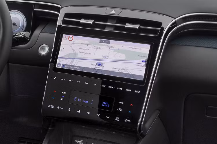 Tucson 2021 sử dụng dàn âm thanh 8 loa của Bose. Hàng ghế thứ 2 có thể ngả sâu ra sau, mang đến tư thế ngồi thoải mái hơn cho hành khách. Bên cạnh đó, mẫu SUV này còn được cung cấp thêm 8 cm không gian để chân, giúp người cao 1,9 m có thể ngồi thoải mái. Khi gập hàng ghế thứ 2, không gian khoang hành lý trên Tucson lên đến 1.095 lít.