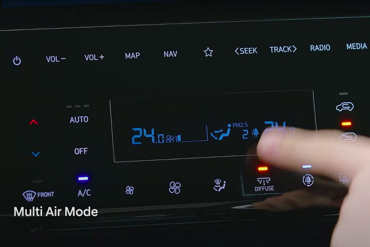 Hệ thống điều hòa không khí trên Tucson 2021 có tính năng After Blow, tức vẫn thông gió cho ca-bin thêm 30 phút sau khi tắt máy xe. Theo Hyundai, tính năng này giúp ngăn ngừa tình trạng nấm mốc phát triển trong xe. Tính năng Multi Air giúp phân tán luồng gió dễ chịu hơn cho hành khách.