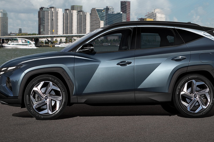 Bộ cửa trên Tucson được làm mới, mang đến khoảng trống nhiều hơn cho việc lên/xuống xe. Phần cửa làm mỏng hơn, thích hợp với nhu cầu đô thị. Theo Hyundai, thiết kế này còn có lợi cho phụ nữ khi giày cao gót ít bị vướng vào bậc cửa.