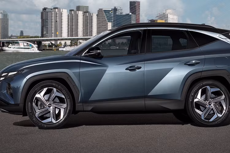 Bộ cửa trên Tucson được làm mới, mang đến khoảng trống nhiều hơn cho việc lên/xuống xe. Phần cửa làm mỏng hơn, thích hợp với nhu cầu đô thị. Theo Hyundai, thiết kế này còn có lợi cho phụ nữ khi giày cao gót ít bị vướng vào bậc cửa.