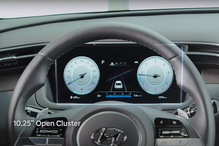 Sau vô-lăng, bảng đồng hồ kỹ thuật số 10,25 inch được đặt nổi. Thiết kế này thường thấy trên các mẫu concept tương lai. Kiểu đồng hồ này khá hiếm gặp trên các mẫu xe sản xuất thương mại.