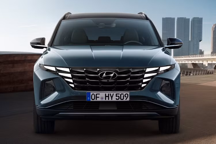 Ở thế hệ thứ 4, Hyundai Tucson thế hệ mới được thay đổi toàn diện. Ngoại thất của xe được xây dựng theo ngôn ngữ Sensuous Sportiness. Điểm nhấn ở ngoại thất của Tucson là lưới tản nhiệt cỡ lớn tích hợp hệ thống đèn daylight LED đặt ẩn. Thiết kế này bắt đầu từ chiếc sedan Sonata.