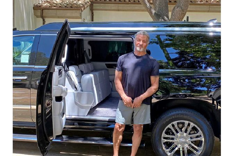 Giống như Escalade ESV của Tom Brady, chiếc Escalade ESV của Sylvester cũng được Becker Automotive kéo dài thêm 508 mm cho trục cơ sở, điều này tạo ra một cabin siêu rộng siêu dài và siêu sang với da thật bọc khắp nơi.