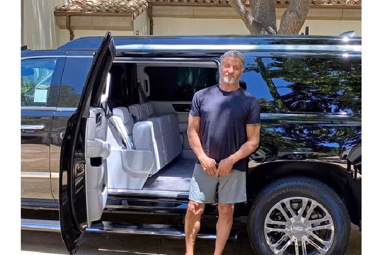 Giống như Escalade ESV của Tom Brady, chiếc Escalade ESV của Sylvester cũng được Becker Automotive kéo dài thêm 508 mm cho trục cơ sở, điều này tạo ra một cabin siêu rộng siêu dài và siêu sang với da thật bọc khắp nơi.