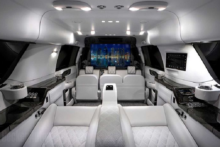 SUV hạng sang Cadillac Escalade ESV của diễn viên người Mỹ có vẻ còn đẳng cấp hơn chiếc của siêu sao bóng bầu dục, bởi vì xe được trang bị một TV 43 inch (chiếc kia chỉ có TV 32 inch) được chế tạo thành vách ngăn giữa hàng ghế trước và khoang sau.