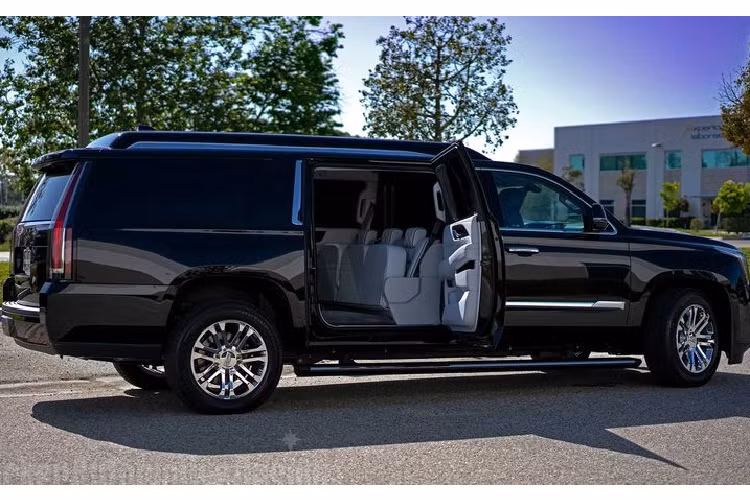 Theo sau Tom Brady - siêu sao bóng bầu dục đã rao bán chiếc Cadillac Escalade ESV mới của mình với giá 300.000 USD (tương đương khoảng 6,94 tỷ đồng), diễn viên Sylvester Stallone cũng làm điều tương tự với chiếc SUV siêu dài của ông.