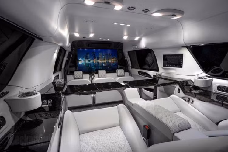 Tuy nhiên, nam diễn viên 74 tuổi lại không thường xuyên sử dụng xe, chiếc Cadillac Escalade ESV này mới chỉ vận hành quãng đường 1.609 km vì vậy mọi thứ trong xe đều ở tình trạng rất mới, không khác gì nhiều so với ban đầu.