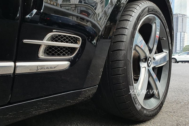 Về nội thất, toàn bộ tinh túy của Mulsanne Speed đều nằm trọn trong xe, từ việc sử dụng các chất liệu xa xỉ như bọc da cao cấp, ốp gỗ óc chó...cho đến sự đa dạng trong phối màu (6 cách phối màu, 24 màu nội thất và 10 loại vật liệu ốp khác nhau)