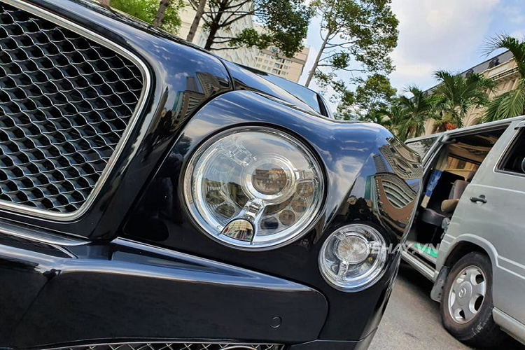 Bentley Mulsanne Speed hàng hiếm này sở hữu phần đầu xe to, cao cùng cụm đèn pha bo tròn đặt lệch, lưới tản nhiệt đan chéo màu đen bao quanh bởi đường nẹp chrome sáng bóng vô cùng đẹp mắt. Ở trước mũi xe chính là logo “Flying B” có thể mở đóng.