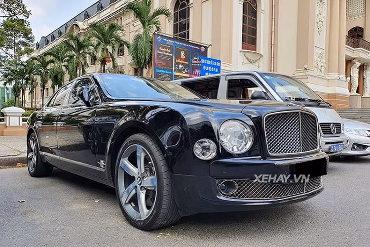 Chiếc xe siêu sang Bentley Mulsanne Speed đến từ Anh Quốc nổi bật ngay từ kích thước to lớn với chiều dài x chiều rộng x chiều cao là 5.575 x 2.208 x 1.521 mm, trục cơ sở dài 2.266 mm. Tổng thể xe toát lên sự đẳng cấp, đủ để "đấu" với Rolls-Royce Phantom.