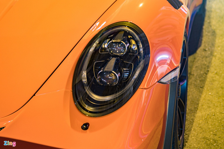 Cụm đèn pha thông minh hoàn toàn bằng LED được thiết kế sắc sảo.