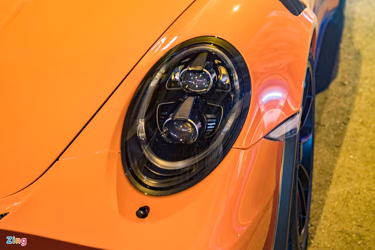 Cụm đèn pha thông minh hoàn toàn bằng LED được thiết kế sắc sảo.