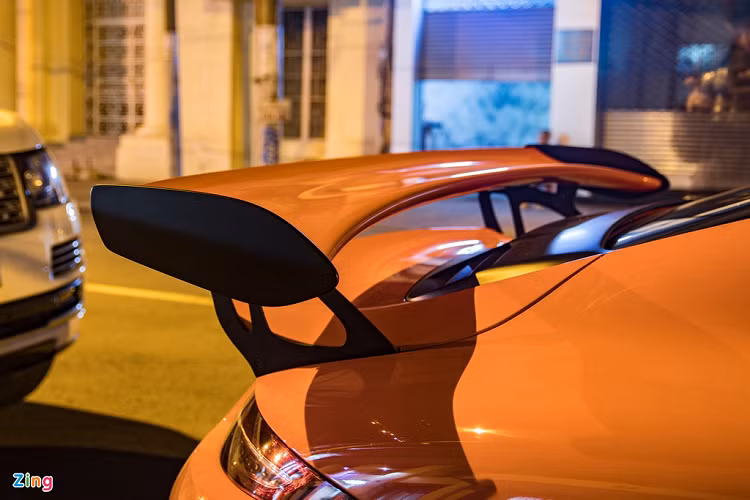 Cánh gió cỡ lớn phía sau vừa tăng tính thẩm mỹ, vừa tăng tính khí động học đáng kể cho xe.