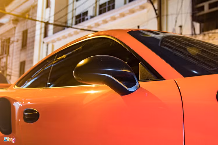 Bộ mâm 5 chấu thể thao trên xe đã được thay bằng bộ mâm nguyên bản, kích thước 20 inch ở phía trước và phía sau là 21 inch. Ở bên trong là hệ thống phanh hiệu suất cao với kẹp phanh màu vàng nổi bật. 