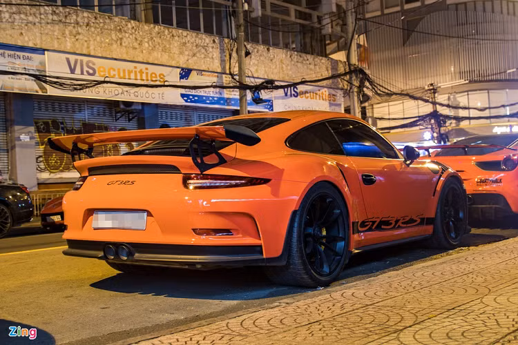 Siêu xe này từng được ông Đặng Lê Nguyên Vũ mang về garage vào năm 2018. Nguyên bản, xe sở hữu màu cam Lava Orange nhưng khi ấy được dán decal sang màu xám - màu đặc trưng của dàn xe Trung Nguyên.