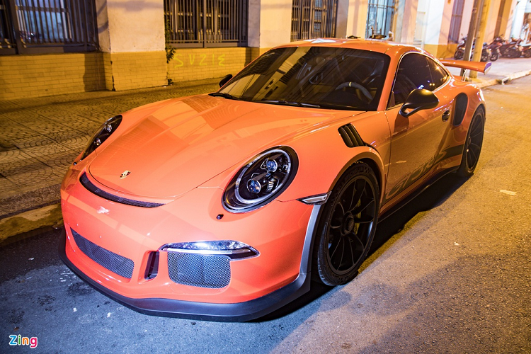 Chiếc Porsche 911 GT3 RS này thuộc đời 2016 với tên mã 991.1. Tại Việt Nam, chỉ có 2 chiếc 911 GT3 RS mã 991.1 đang lăn bánh. Thế hệ này được sản xuất từ năm 2015 đến 2017, trước khi bản facelift ra mắt vào năm 2018.