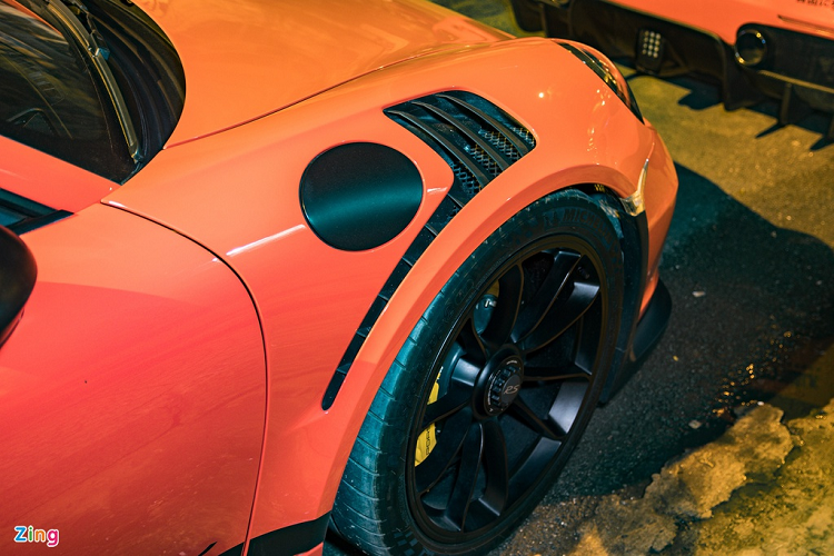 Những khe khuếch tán xuất hiện khắp xe, giúp định hướng luồng gió thổi qua hốc bánh xe và ép chặt xe xuống mặt đường. 