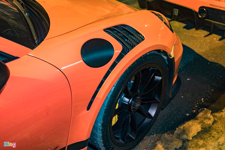 Những khe khuếch tán xuất hiện khắp xe, giúp định hướng luồng gió thổi qua hốc bánh xe và ép chặt xe xuống mặt đường. 