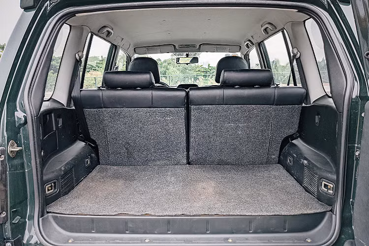 Hỗ trợ lái với 2 camera trước sau kết hợp 4 cảm biến áp suất lốp tích hợp vào luôn màn hình. Hệ thống an toàn trên xe gồm phanh ABS (4 bánh) kết hợp cùng 2 túi khí trước.