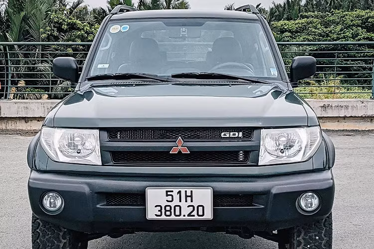 Bản thân Pajero Pinin là một chiếc xe Nhật, nhưng mang thiết kế Ý, đây là sản phẩm hợp tác giữa hãng Mitsubishi Motors và Pininfarina. Trong đó, tên gọi “Pinin” của xe mang ý nghĩa tôn vinh hãng thiết kế Ý – Pininfarina, Ý.