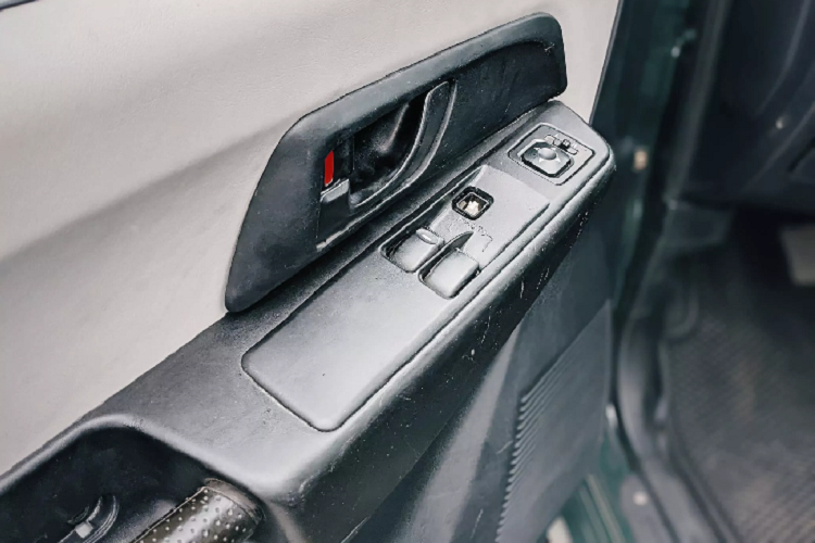 Mặc dù đã gần 20 năm tuổi, nhưng ngoại thất xe vẫn đẹp mắt và giữ dáng nhờ được chủ xe đại tu toàn bộ gầm bệ, máy, điện, đồng sơn. Nâng gầm cao thêm 5cm, đi kèm với bộ phuộc độ kết hợp bộ vỏ địa hình Maxxis AT.