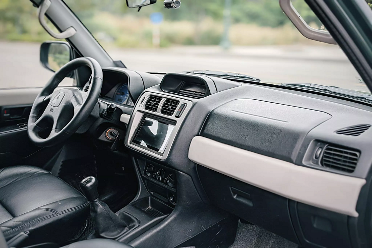 Mitsubishi Pajero Pinin sở hữu dẫn động bốn bánh Mitsubishi SS4-i, sử dụng vi sai khớp nối dính (Viscous Coupling), đây là hệ truyền động nhỏ và nhẹ hơn từ hệ dẫn động 4 bánh Super Select 4WD nổi tiếng của Mitsubishi. Hệ thống cho phép người lái chọn từ 4 chế độ khác nhau để chế độ tối ưu có các điều kiện hoạt động.