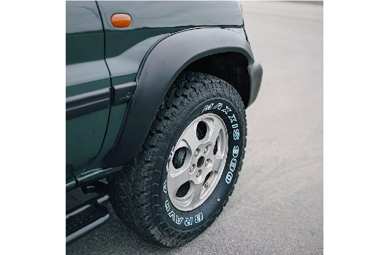 Mitsubishi Pajero Pinin sử dụng động cơ 4cyl thẳng hàng, dung tích 2.0L (1.999cc), hút khí tự nhiên, cho công suất tối đa 127 mã lực tại 5.000 vòng/phút và mô-men xoắn cực đại 190Nm đạt được tại dải vòng tua từ 3.500 vòng/phút. Sức mạnh được truyền xuống bốn bánh, thông qua hộp số sàn 5 cấp và gài cầu cơ.