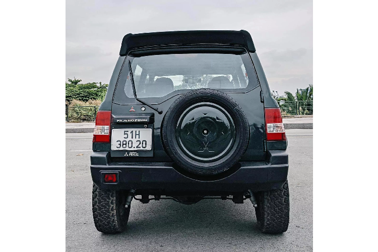 Ban đầu, mẫu xe SUV Mitsubishi Pinin được sản xuất với biến thể 3 cửa, sau đó là biến thể 5 cửa được sản xuất bắt đầu từ mùa thu năm 2000. Là một mẫu SUV Nhật Bản, nhưng Mitsubishi Pinin được lắp ráp và hoàn thiện ở nhà máy tại Ý.