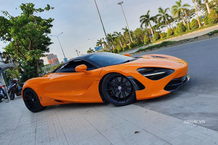 "Trái tim" của siêu xe 720S là khối động cơ V8 4.0L tăng áp kép cho ra công suất tối đa 720 mã lực và 770 Nm mô-men xoắn cực đại. Đi kèm với đó còn là hộp số ly hợp kép 7 cấp. Từ đó, McLaren 720S có thể bứt tốc từ 0 - 100km/h chỉ với 2,7 giây. Giá xe McLaren 720S khi mới về Việt Nam khoảng hơn 23 tỷ đồng.