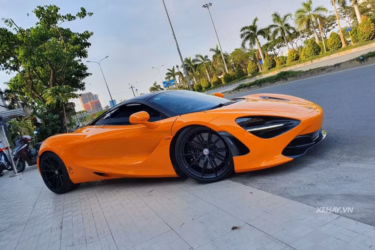 "Trái tim" của siêu xe 720S là khối động cơ V8 4.0L tăng áp kép cho ra công suất tối đa 720 mã lực và 770 Nm mô-men xoắn cực đại. Đi kèm với đó còn là hộp số ly hợp kép 7 cấp. Từ đó, McLaren 720S có thể bứt tốc từ 0 - 100km/h chỉ với 2,7 giây. Giá xe McLaren 720S khi mới về Việt Nam khoảng hơn 23 tỷ đồng.