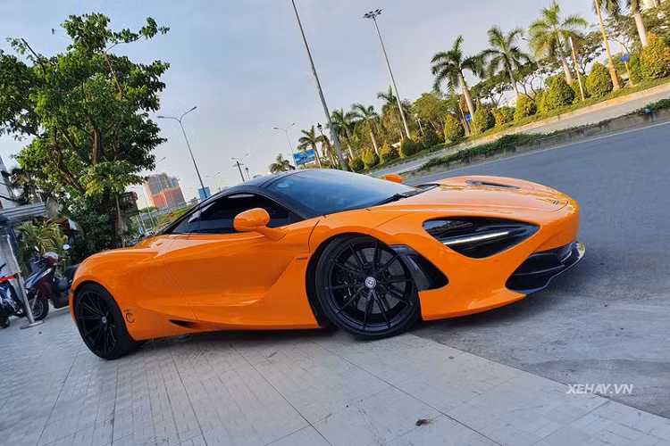 Vì là một mẫu xe thể thao sang trọng đến từ Anh Quốc nên không lạ lẫm khi siêu phẩm McLaren 720S sở hữu một không gian nội thất tràn ngập da cao cấp, da lộn và sợi carbon. Không những thế, để phục tụ tối đa cho sự thư giãn của người lái, McLaren 720S còn được trang bị cả hệ thống âm thanh 12 loa "hàng hiệu" Bower&amp;Wilkins...