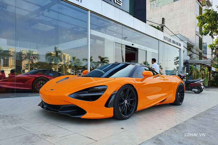  Siêu phẩm McLaren 720S của doanh nhân Cường đô la về nước hồi giữa năm 2019 và đồng thời là chiếc 720S thứ 5 tại thị trường Việt Nam. Ngoài gây thu hút bởi diện mạo thể thao, quyến rũ cùng "bộ cánh" màu cam nổi bật, siêu phẩm Anh Quốc này còn tạo sự bất ngờ cho giới mê xe với một số chi tiết được chủ nhân độ lại như bộ mâm độ hàng hiệu HRE P104SC và bộ ống xả Unobtainium.