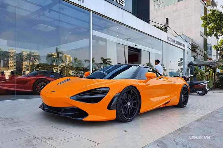  Siêu phẩm McLaren 720S của doanh nhân Cường đô la về nước hồi giữa năm 2019 và đồng thời là chiếc 720S thứ 5 tại thị trường Việt Nam. Ngoài gây thu hút bởi diện mạo thể thao, quyến rũ cùng "bộ cánh" màu cam nổi bật, siêu phẩm Anh Quốc này còn tạo sự bất ngờ cho giới mê xe với một số chi tiết được chủ nhân độ lại như bộ mâm độ hàng hiệu HRE P104SC và bộ ống xả Unobtainium.