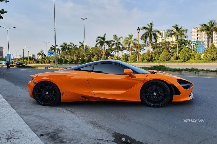 Ở ngoại thất, siêu phẩm McLaren 720S của Cường Đô la sở hữu "bộ cánh" màu cam Orange vô cùng nổi bật cùng nóc xe sơn đen tương phản cho cái nhìn thể thao và cá tính. Ngoài ra, bộ cửa mở kiểu cánh chim cũng góp phần không nhỏ nhằm kiến tạo sự độc đáo và quyến rũ cho 720S.