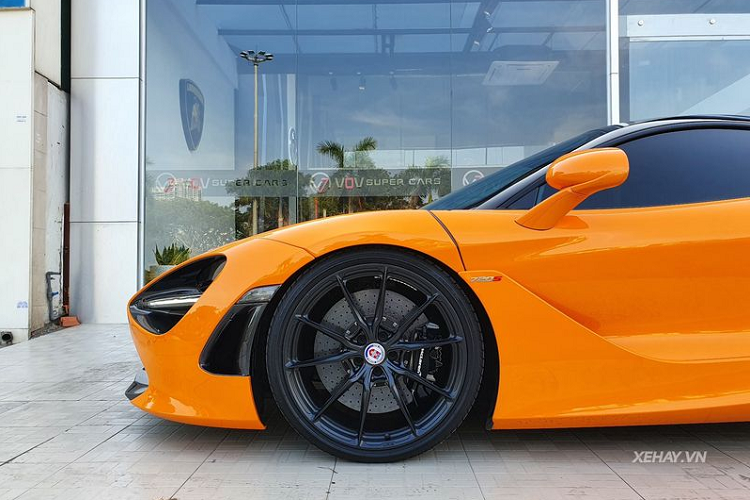 Thân xe của McLaren 720S được tạo thành bởi rất nhiều bộ phận làm từ sợi carbon như bộ chia gió trước, hốc đèn, ốp gương, mui xe, bộ khuếch tán hầm hố phía sau... Kết hợp cùng khung gầm carbon Monocoque II, giúp thân xe cứng và nhẹ hơn 18 kg so với khung Monocoque I trên 650S. Thêm vào đó, mẫu xe 720S chỉ nặng có 1.283 kg.