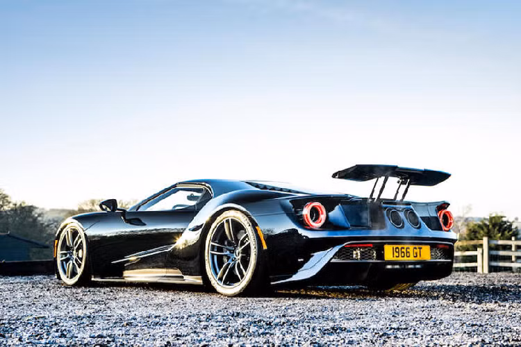 Chiếc Ford GT thế hệ mới này được chủ nhân lựa chọn màu sơn đen bóng kết hợp với các chi tiết màu đen khác, đem lại một vẻ ngoài hầm hố cho chiếc xe. Với thiết kế mảnh hơn với nhiều chi tiết khí động học hấp dẫn, Ford GT nhanh chóng chiếm được cảm tình của những người mê xe ngay từ những ngày đầu ra mắt.