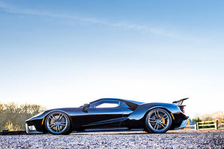 Khi mua siêu xe Ford GT 2020, khách hàng phải là những người được Ford lựa chọn với vai trò là một đại sứ thương hiệu. Việc trở thành đại sứ của hãng đã áp đặt vào hợp đồng mua xe một số điều khoản như: sử dụng Ford GT thường xuyên, thường xuyên đem xe đến sự kiện và đặc biệt là không được bán xe trong vòng 2 năm kể từ khi nhận xe.