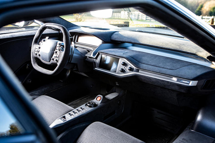 Là chiếc siêu xe sinh ra từ đường đua, ngay từ thế hệ đầu tiên, Ford GT đã được sinh ra bởi chính chiếc Ford GT40 từng giành chiến thắng tuyệt đối ở Le Mans 24h năm 1966. Ở thế hệ thứ 3, một lần nữa chiếc xe được phát triển từ một chiếc xe đua và lần này, chiếc Ford GT LM GTE Pro đó cũng đã giành được chiến thắng ở Le Mans 24h đúng vào năm 2016, 50 năm sau chiến thắng đầu tiên.