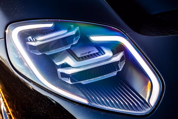 Ford GT được trang bị Ecoboost V6 dung tích 3,5 lít tăng áp kép. Động cơ “xanh” này sản sinh công suất tối đa 647 mã lực cùng mô-men xoắn cực đại 745 Nm.